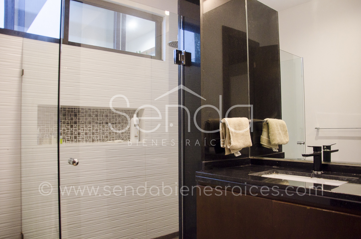 2019-12-03_23_19_31_19KG-38 Casa en venta en La Ceiba -14.jpg